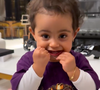 No vídeo Graciele Lacerda mostra a filha com Zezé passando fio-dental sozinha