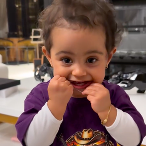 No vídeo Graciele Lacerda mostra a filha com Zezé passando fio-dental sozinha