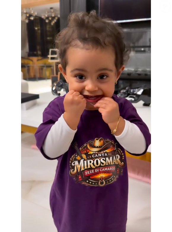 No vídeo Graciele Lacerda mostra a filha com Zezé passando fio-dental sozinha