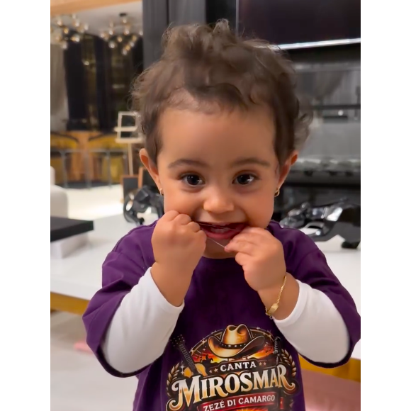 No vídeo Graciele Lacerda mostra a filha com Zezé passando fio-dental sozinha