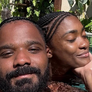 Erika Januza teria deixado de seguir Arlindinho após supostas imagens do cantor em uma casa de swing. Saiba o que foi divulgado sobre a crise