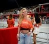 Renata Banhara deixou a barriga à mostra com seu look de cropped e bermudão jeans