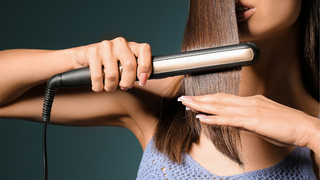 Deixe seu cabelo lisinho e sem frizz no ano-novo com esta prancha com mais de R$100 de desconto