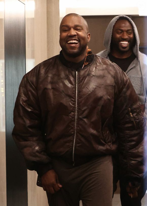 Kanye West assinou contrato para realizar dois shows no lendário estádio Tokyo Dome em maio. No entanto, a repercussão do escândalo no Grammy afastou os investidores