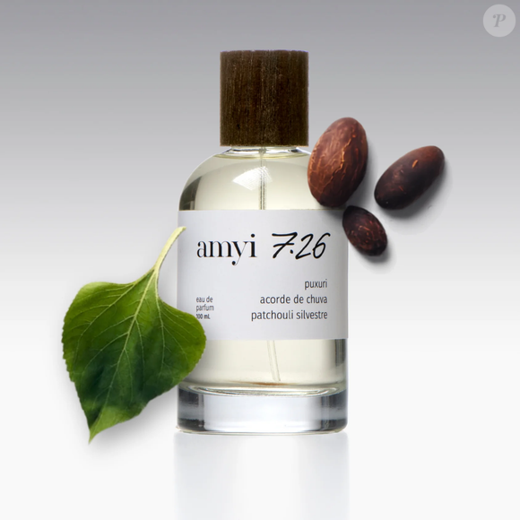 O Amyi 7.26 é um perfume nacional de nicho inspirado na Amazônia paraense. Criado pelo perfumista Samuel Moraes, o eau de parfum de 100 ml combina puxuri, acorde de chuva e patchouli silvestre, com preço normal de R$ 860