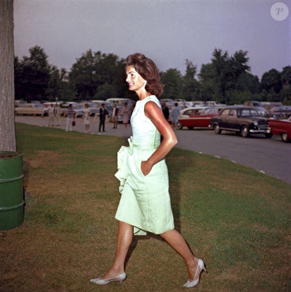 Livro “Jackie’s Girl: My Life with the Kennedy Family” revela detalhe secreto nos sapatos de Jackie Kennedy que quase ninguém percebeu