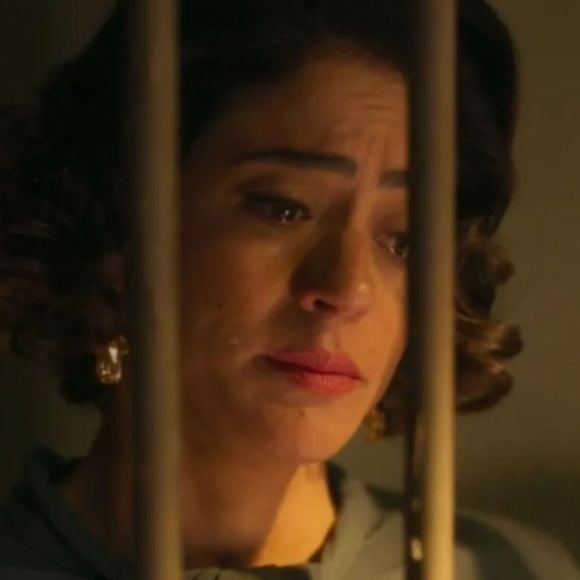 Clarice (Carol Castro) é presa por falsidade ideológica na novela 'Garota do Momento