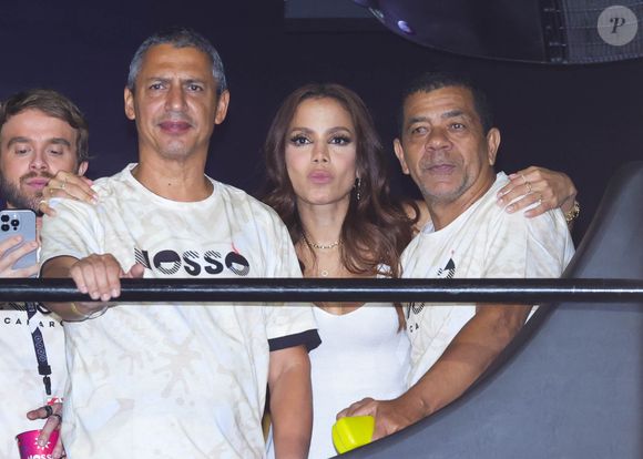 Anitta e a família no Nosso Camarote durante o último dia de desfiles das escolas de samba na Sapucaí (RJ).