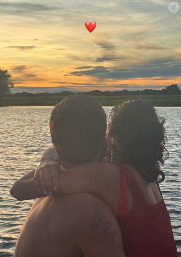 Por lá, o casal do momento ainda compartilhou momentos super românticos em um por do sol