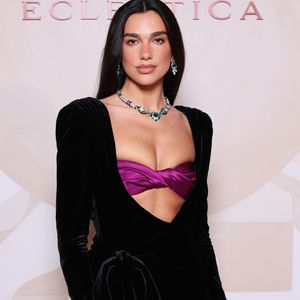 Com transparência e decote, a cantora Dua Lipa comparece ao evento de alta joalheria e relógios de luxo Bvlgari Eclettica na Villa Arconati em 23 de março de 2026 em Bollate, Itália