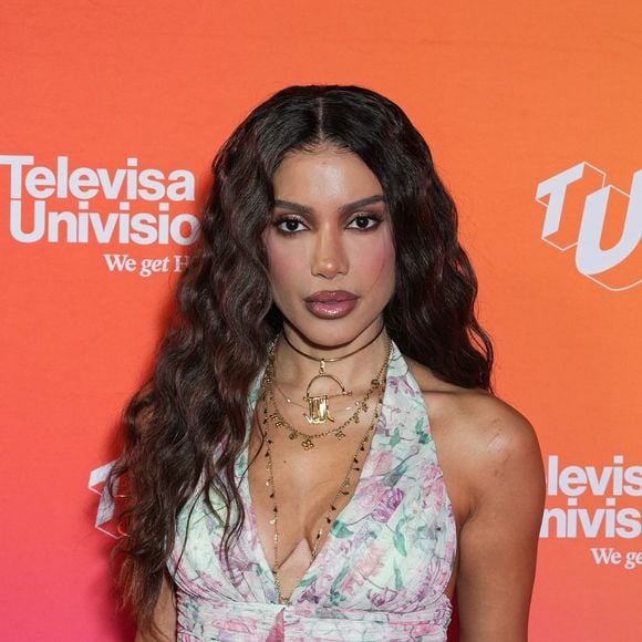 Anitta estreou a Equilibrium Tour em Porto Alegre e aproveitou a folga para curtir um show de Djavan no Rio de Janeiro