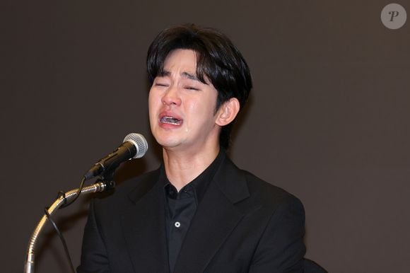 Kim Soo-hyun realizou uma coletiva de imprensa nesta segunda-feira (31). Chorando compulsivamente diante dos jornalistas, ele negou acusações da família de Kim Sae-ron