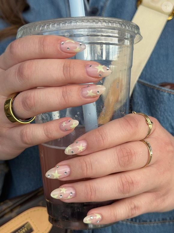 Unhas estrelas em amarelo manteiga: delicadas e românticas, as estrelas em tom butter yellow reforçam a tendência dos tons pastel que prometem dominar a Copa do Mundo de 2026