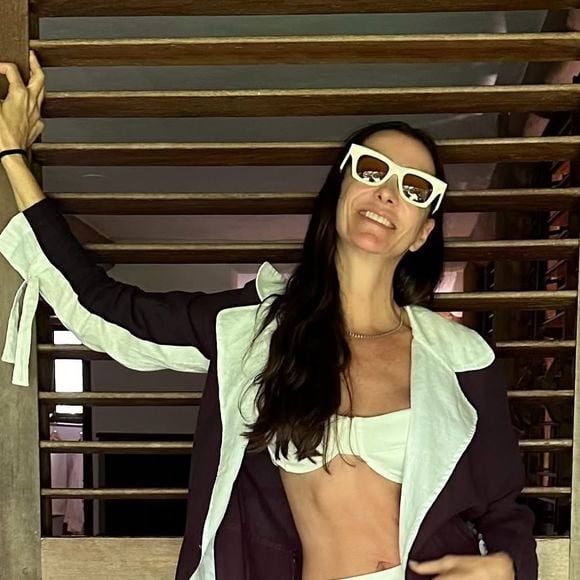 Biquíni hot pants cavado usado por Mônica Martelli valorizou sua barriga sarada