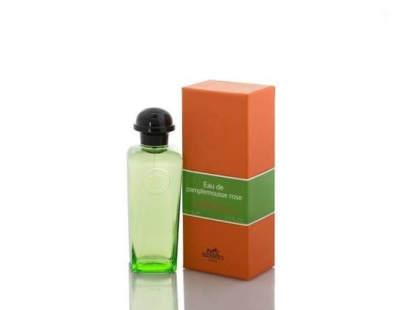 A combinação de toranja e rosa é o destaque do Eau de Pamplemousse Rose, da Hermès, fragrância descrita como 'Fresco, Delicado'. O perfume integra a coleção de colônias da grife francesa, que explora diferentes materiais e propostas olfativas