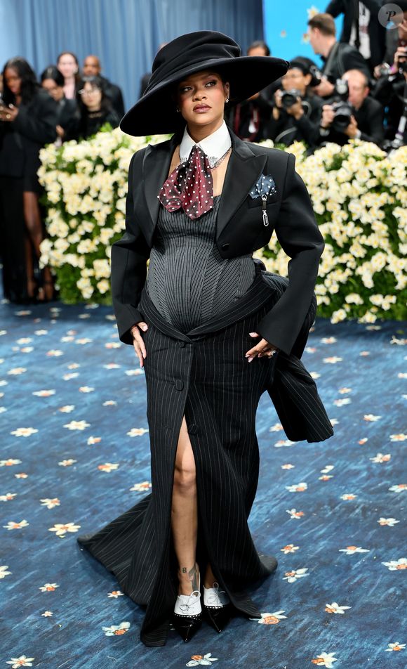 Com barriga à mostra, Rihanna aposta em look com gravata e saia de risca de giz no Met Gala 2025