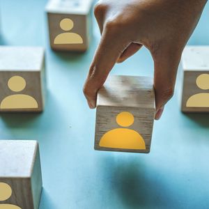 Para o Purepeople, Carolina Delfino, analista de DP e RH, destacou os passos básicos para agir em casos de comportamentos nocivos no ambiente de trabalho. Confira na matéria!