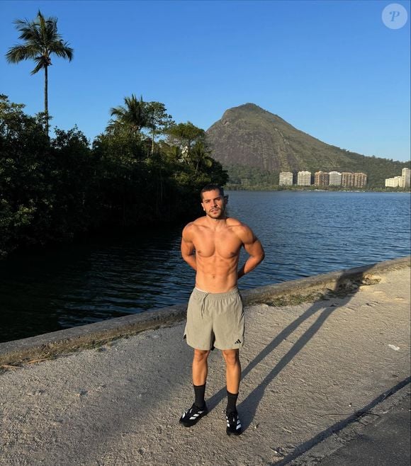 Neste sábado (27), André Lamoglia publicou um carrossel de fotos no Instagram e destacou o romance com Jade Picon