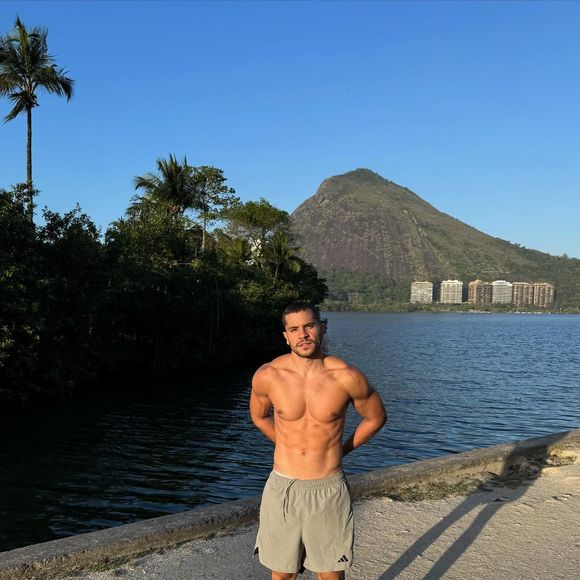 Neste sábado (27), André Lamoglia publicou um carrossel de fotos no Instagram e destacou o romance com Jade Picon