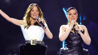 Quadril estruturado, couro e alfaiataria: Maiara e Maraisa apostam em vestidos de grife importados em novo DVD; looks ultrapassam R$ 200 mil