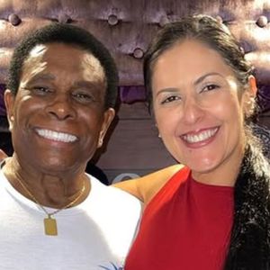 Neguinho da Beija-Flor é casado com Elaine Reis desde 2009, quando havia acabado de superar um câncer no intestino