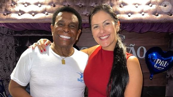 Neguinho da Beija-Flor é casado com Elaine Reis desde 2009, quando havia acabado de superar um câncer no intestino