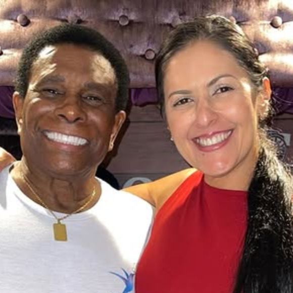 Neguinho da Beija-Flor é casado com Elaine Reis desde 2009, quando havia acabado de superar um câncer no intestino
