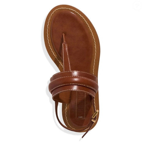 A Sandália Rasteira Confort da Santa Lolla traz um solado mais confortável e um detalhe diferente acima do calçado, proporcionando suavidade ao seu caminhar.