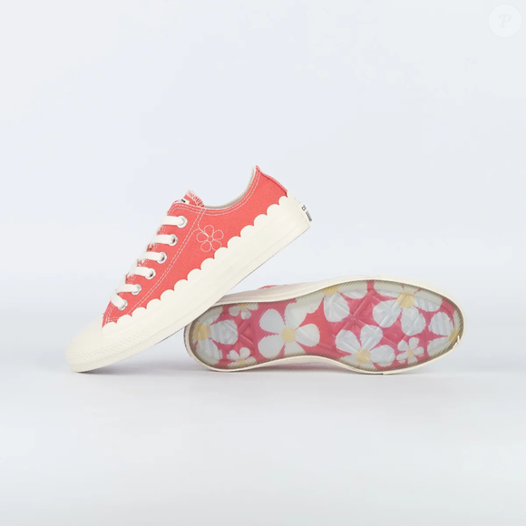 Flores bordadas, solado estampado e uma cor que remete ao tradicional doce de goiaba com leite condensado transformaram este Converse em um dos lançamentos mais comentados entre as amantes de tênis estilosos