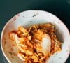 Kimchi é um alimento fermentado feito a base de acelga chinesa com especiarias, incluindo o alho, gengibre e pimenta