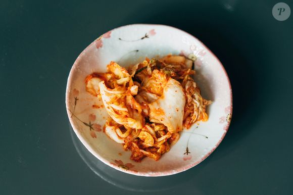 Kimchi é um alimento fermentado feito a base de acelga chinesa com especiarias, incluindo o alho, gengibre e pimenta