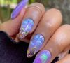 Aurora nails tem base translúcida, ela leva cores iridescentes, como se tivessem reflexo de CD ou pérola
