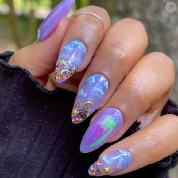 Aurora nails tem base translúcida, ela leva cores iridescentes, como se tivessem reflexo de CD ou pérola