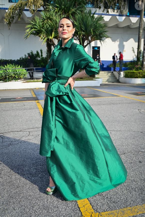 Nadja apostou em um styling monocromático é arrematado com joias em tom de safira e penteado sleek. Um visual digno de tapete vermelho que exala poder e refinamento.