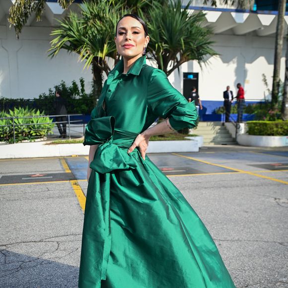 Nadja apostou em um styling monocromático é arrematado com joias em tom de safira e penteado sleek. Um visual digno de tapete vermelho que exala poder e refinamento.