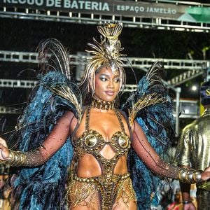 Iza exibiu a virilha lisinha em um maiô cavado