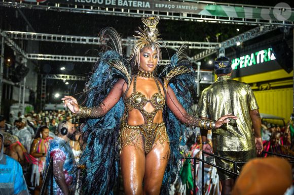 Iza exibiu a virilha lisinha em um maiô cavado