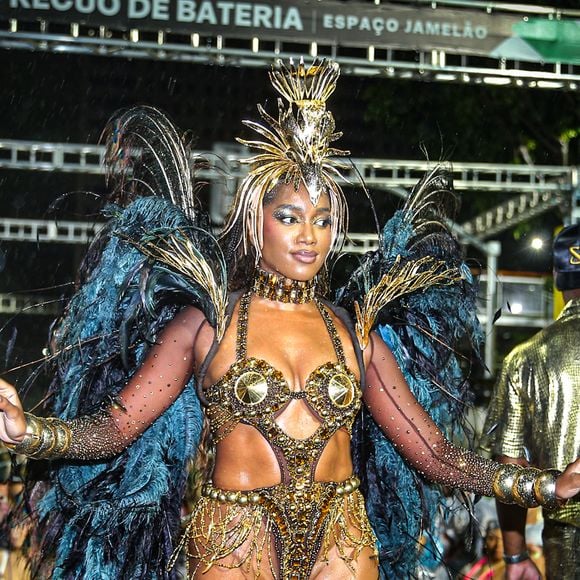 Iza exibiu a virilha lisinha em um maiô cavado