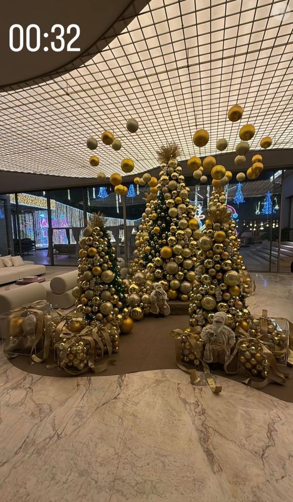 Em outro ano, Virgínia Fonseca inovou com bolas grandes no teto, acima das árvores! Essa estrutura ficou parecendo um museu de Natal, ideal para aqueles que não tem medo do exagero e do maximalismo