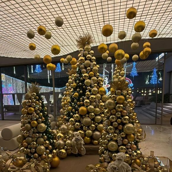 Em outro ano, Virgínia Fonseca inovou com bolas grandes no teto, acima das árvores! Essa estrutura ficou parecendo um museu de Natal, ideal para aqueles que não tem medo do exagero e do maximalismo