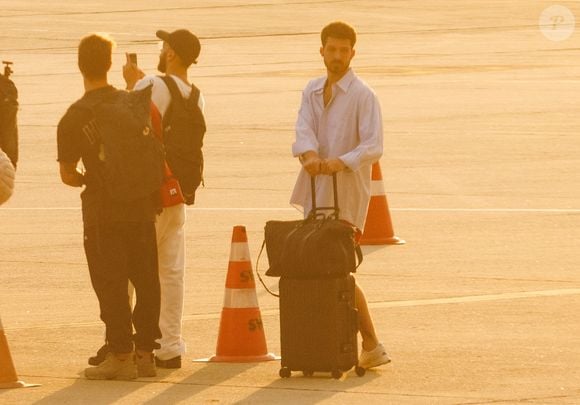 Logo após o término com Bruna Marquezine, João Guilherme apareceu cabisbaixo antes de uma viagem