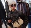 Para quem deseja apostar no tênis durante o inverno, especialistas em moda indicam combinações com jaquetas de couro, calças de alfaiataria, blazers estruturados e peças em veludo cotelê, criando produções elegantes que equilibram conforto, sofisticação e uma estética inspirada no streetwear europeu