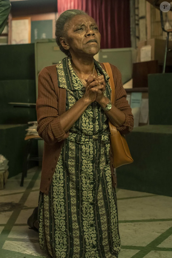 Teca Pereira interpreta a aluna Jurema na série Segunda Chamada, da Globo