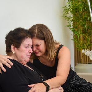 Viúva e irmã de Gerson Brenner choram morte do ator durante velório