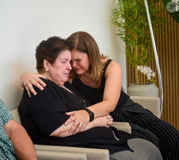 Viúva e irmã de Gerson Brenner choram morte do ator durante velório