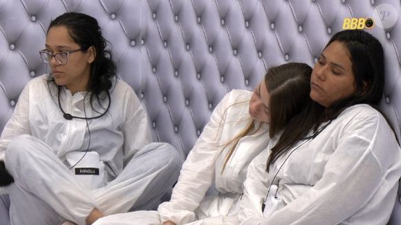 Quem ainda está no Quarto Branco do BBB 26? Ricardo Negro suja roupa de 'cocô' após passar figurino em parede de banheiro sem querer