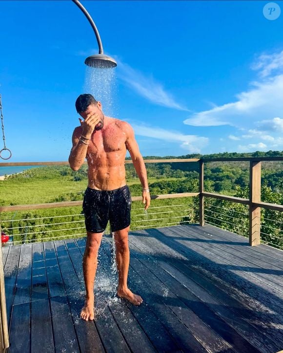 Em meio aos rumores, Cauã Reymond viralizou com fotos postadas na última quarta (23) e hoje (24)