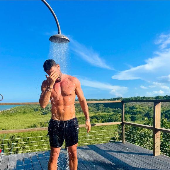 Em meio aos rumores, Cauã Reymond viralizou com fotos postadas na última quarta (23) e hoje (24)