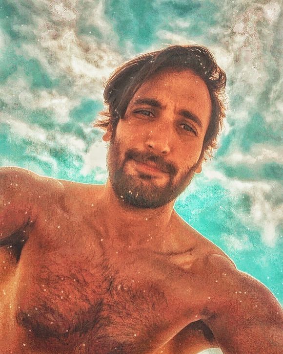 O diretor Guillermo Amoedo, que também roteirizou o filme, disse que não foi coincidência, mas também não se trata de uma previsão