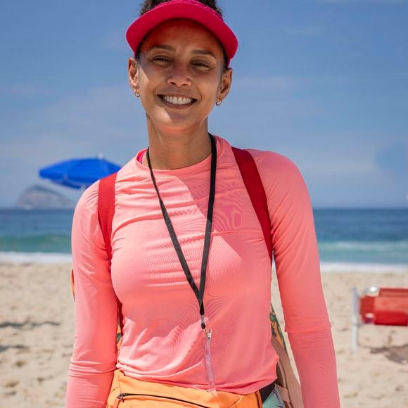 Raque (Taís Araújo) vende sanduíches na praia na novela Vale Tudo